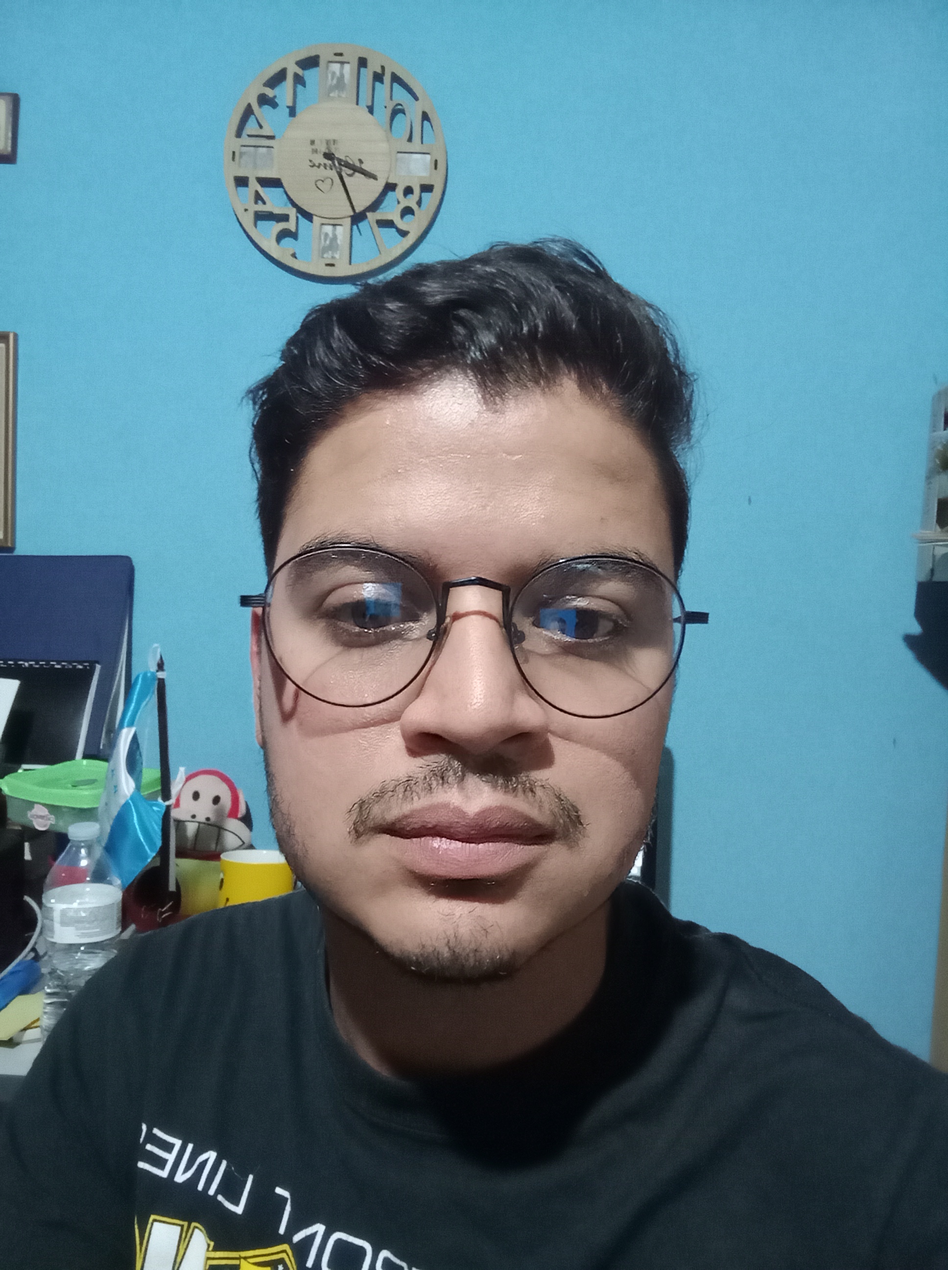 Destapador de botellas con contador integrado que registra cuántas veces se ha abierto una chapa, mostrado en primer plano sobre una superficie.