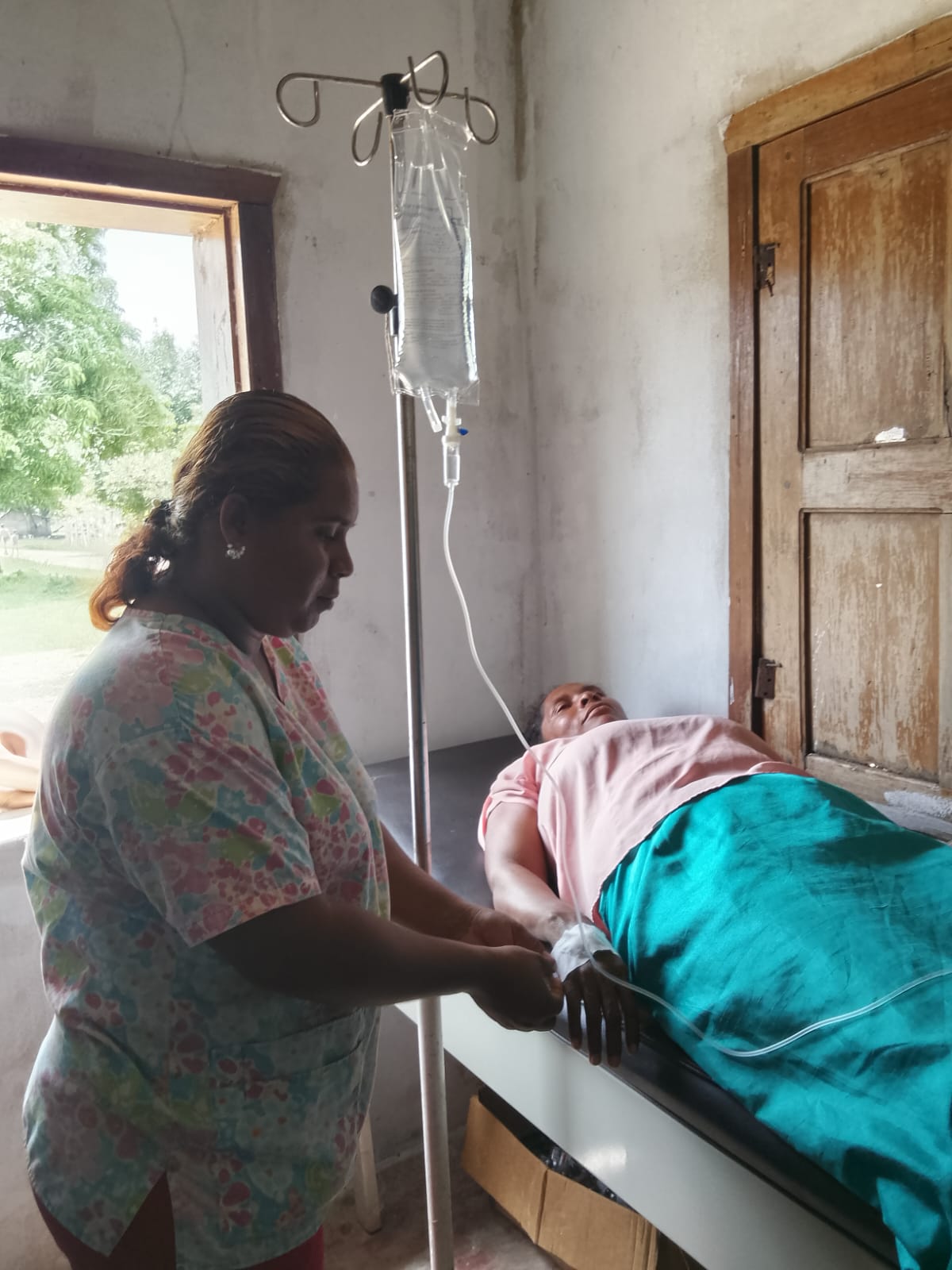 aplicando medicamento al paciente