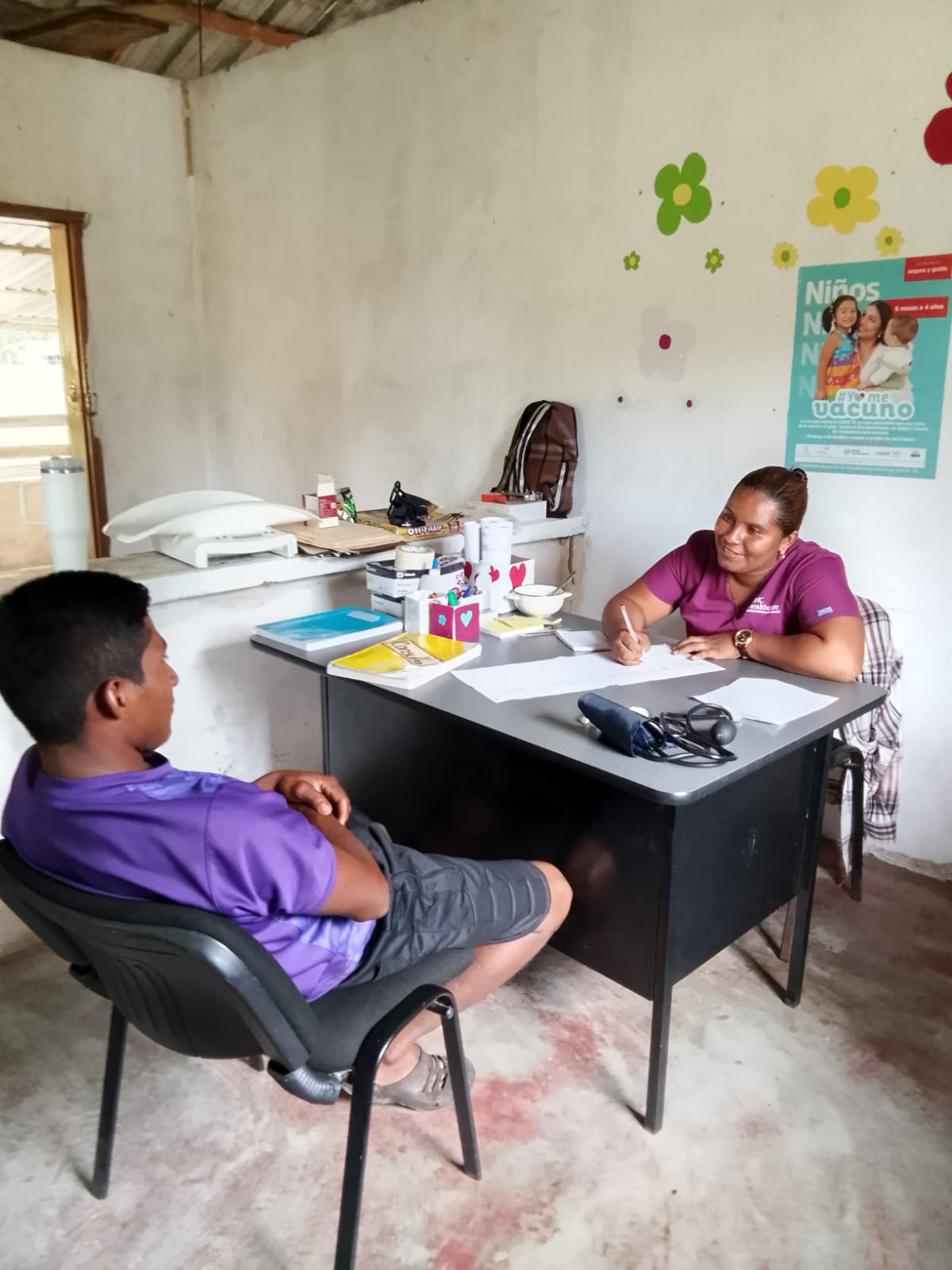 Dando consulta al paciente