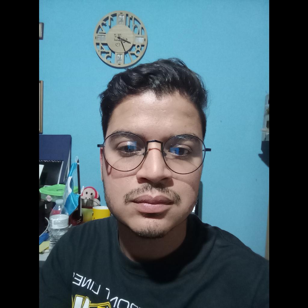 Destapador de botellas con contador integrado que registra cuántas veces se ha abierto una chapa, mostrado en primer plano sobre una superficie.